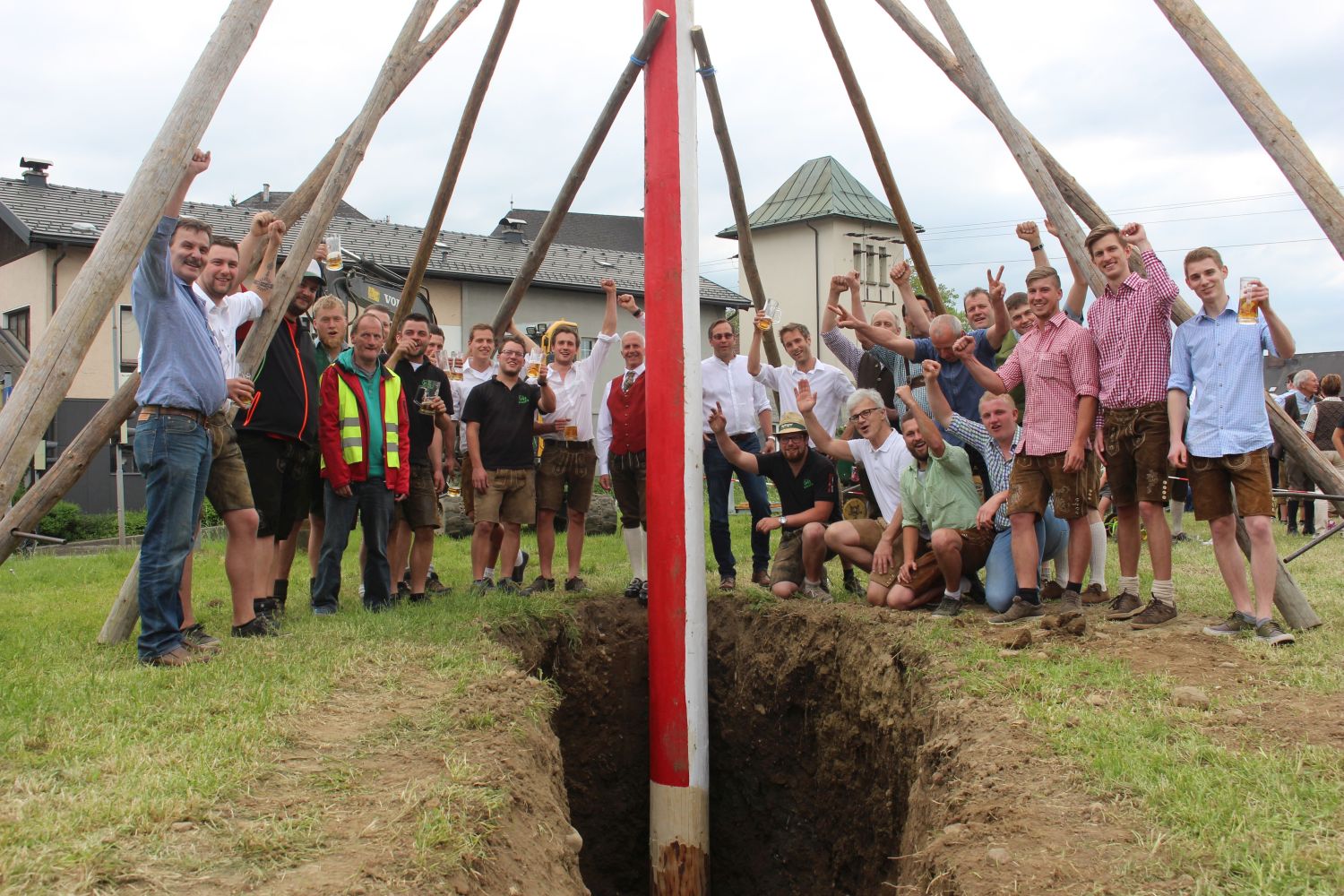 Read more about the article Maibaumaufstellen in Bergheim – Ein riesengroßer Erfolg