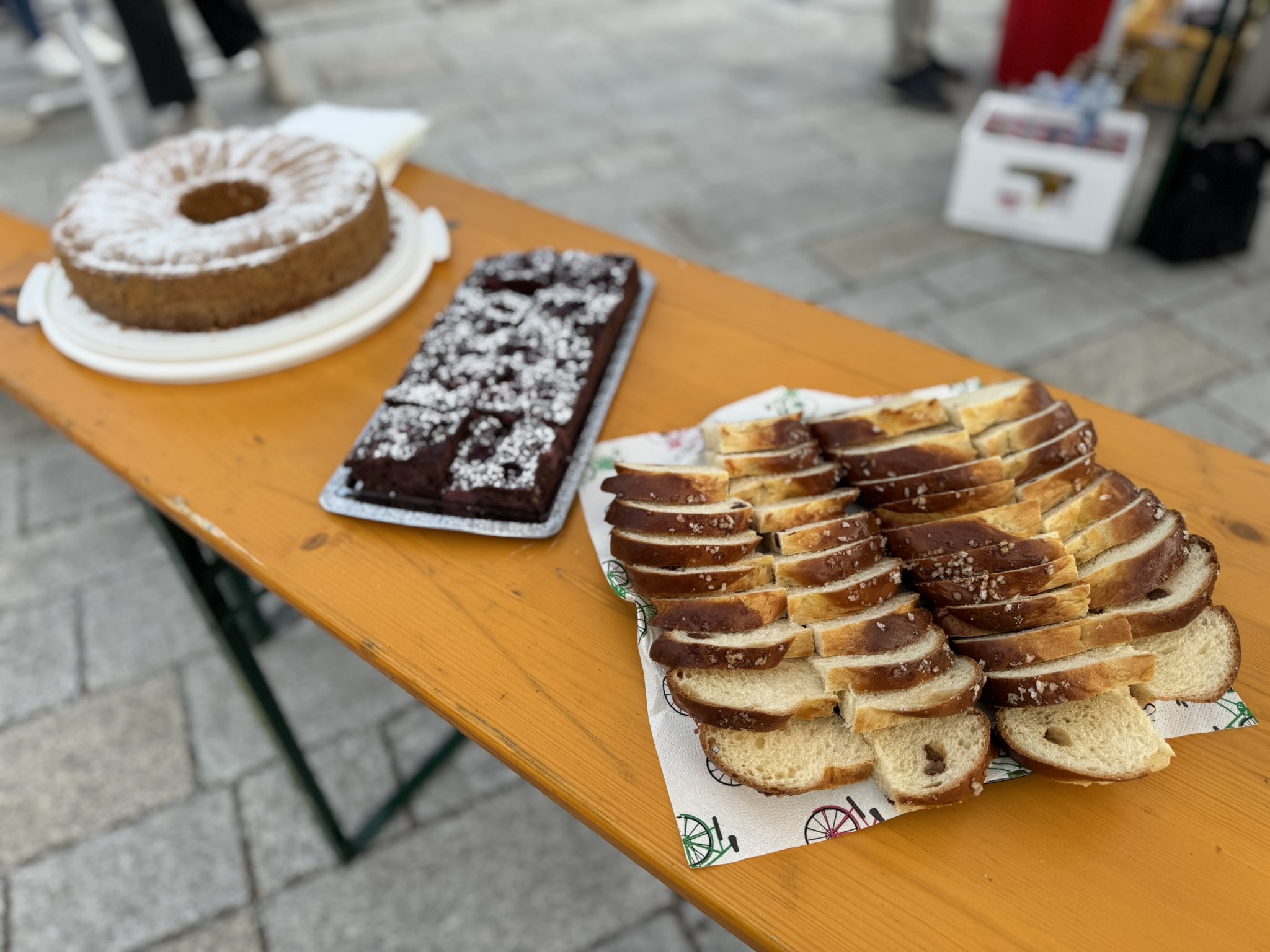 Read more about the article Frühstück am Dorfplatz